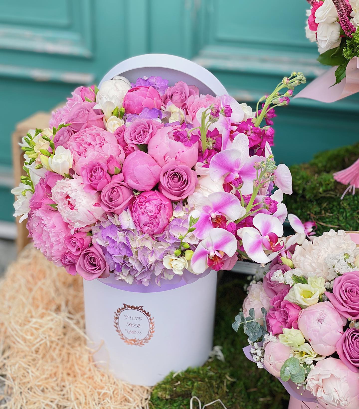 Pink & White Hatbox Arrangement Set